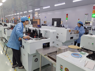 赤壁高新區企業建設生產雙紅火